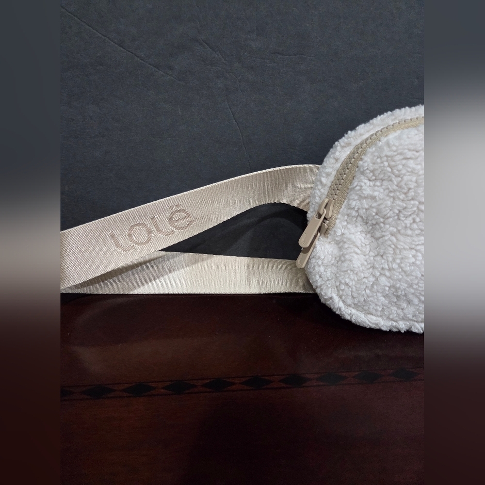 Lole Cream Sherpa Belt Bag - Picture 3 of 9
